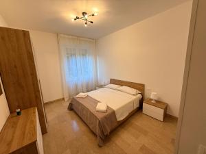 ein Schlafzimmer mit einem Bett und einem Deckenventilator in der Unterkunft A casa di matty in Agliano Terme