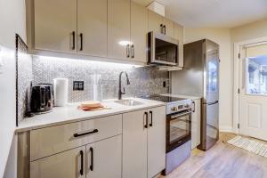 Кухня или мини-кухня в Adrian's Suites 1 Bedroom Junior Suite
