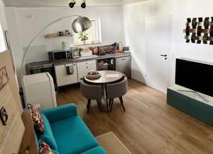 a small kitchen with a table and a blue couch at Ferienwohnung im Chalet Scheibenberg in Scheibenberg