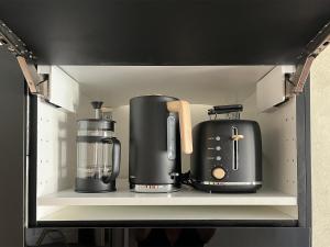 a shelf with many appliances on it at Große Wohnung in Marktnähe in Weißenfels
