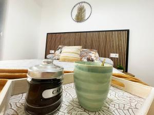 a table with two cups on a tray with a bed at Céntrico y moderno apartamento en Cazorla in Cazorla +16 photos