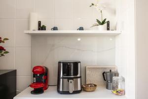 a coffee maker on a counter in a kitchen at Céntrico y moderno apartamento en Cazorla in Cazorla