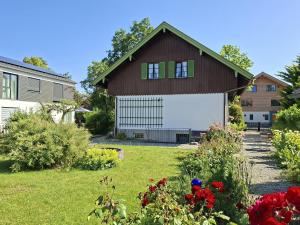 a house with a large garage in a yard at Haus Mayer in Weilheim in Oberbayern