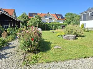 a garden with a flower bush in the yard at Haus Mayer in Weilheim in Oberbayern