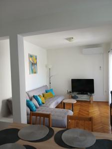 TV a/nebo společenská místnost v ubytování Apartman Maja + 34 fotografií