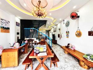 Uma área de estar em Lazy Bear Villa By The Little Hoi An