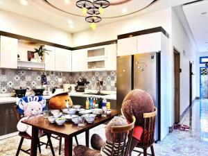 A cozinha ou kitchenette de Lazy Bear Villa By The Little Hoi An