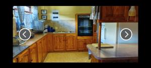 Una cocina con gabinetes de madera y encimera. en karoo experience, en Beaufort West