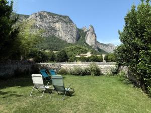 due sedie sedute nell'erba con montagne sullo sfondo di Gîte Valla a Saou