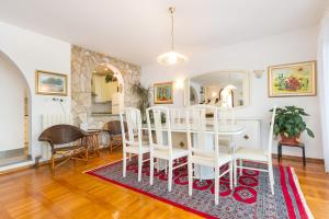 una sala da pranzo con tavolo e sedie di Seafront Villa - with heated swimming pool a Trogir