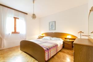 una camera da letto con un letto grande e un tavolo di Seafront Villa - with heated swimming pool a Trogir Altre 37 foto