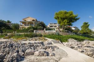 una casa con un grande cumulo di rocce di Seafront Villa - with heated swimming pool a Trogir