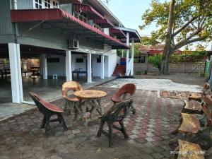a group of chairs and a table in front of a building at WanKi Homestay in Kuala Terengganu