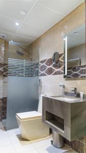 Koupelna v ubytování ALHYAT Hotel - فندق الحياة