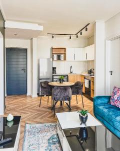 ケープタウンにあるAgape Apartment On park Centuryのソファとテーブルのあるリビングルーム