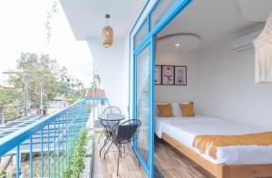 Uma cama ou camas num quarto em Lazy Bear Villa By The Little Hoi An