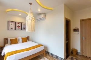 Uma cama ou camas num quarto em Lazy Bear Villa By The Little Hoi An