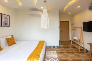 Uma televisão e/ou sistema de entretenimento em Lazy Bear Villa By The Little Hoi An