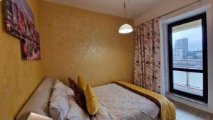 Postel nebo postele na pokoji v ubytování Elite View Loft Palas near the Center