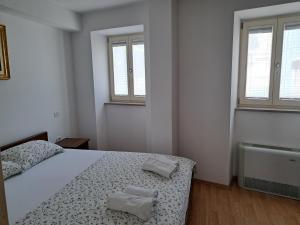 Ένα ή περισσότερα κρεβάτια σε δωμάτιο στο Apartma Via Flavia