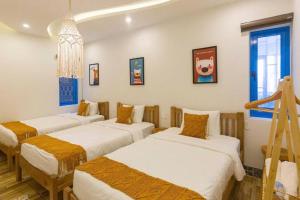 Uma cama ou camas num quarto em Lazy Bear Villa By The Little Hoi An