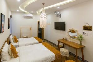 Uma televisão e/ou sistema de entretenimento em Lazy Bear Villa By The Little Hoi An