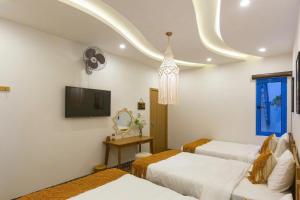 Uma cama ou camas num quarto em Lazy Bear Villa By The Little Hoi An