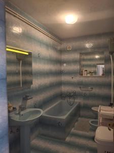 Un baño con bañera, lavabo e inodoro. en VILLA Apartments Mate Cebalo, en Lumbarda