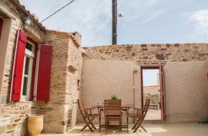 a patio with a table and chairs in a building at Porta Di Marina in Chios