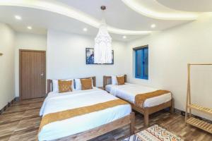 Uma cama ou camas num quarto em Lazy Bear Villa By The Little Hoi An