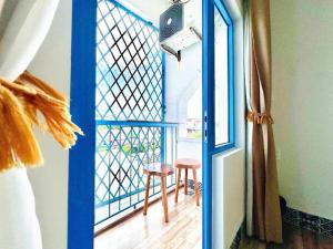 Uma varanda ou terraço em Lazy Bear Villa By The Little Hoi An