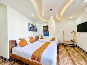 Uma cama ou camas num quarto em Lazy Bear Villa By The Little Hoi An