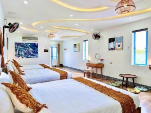 Postel nebo postele na pokoji v ubytování Lazy Bear Villa By The Little Hoi An + 37 fotografií