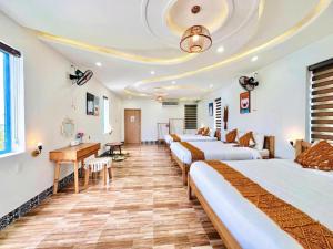 Uma área de estar em Lazy Bear Villa By The Little Hoi An