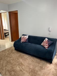 - un canapé bleu dans le salon dans l'établissement Apartamento em Rio Verde, à Rio Verde 5 autres photos