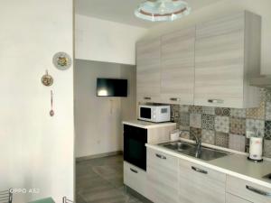 a kitchen with a sink and a microwave at Perla Marina in Montesilvano