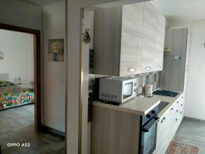 a kitchen with a microwave on top of a counter at Perla Marina in Montesilvano