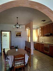 Una cocina con una mesa y un comedor. en VILLA Apartments Mate Cebalo, en Lumbarda