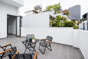 Μπαλκόνι ή βεράντα στο NEW 5BRs 5WC on BUI VIEN street with ELEVATOR
