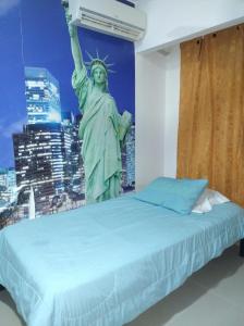 a room with a bed with the statue of liberty at Casa Lina in Montería