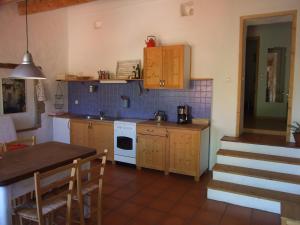 Η κουζίνα ή μικρή κουζίνα στο Mas Chataigner - La Mezzanine +6 φωτογραφίες