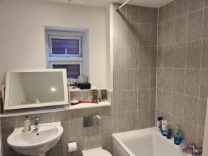 une salle de bain avec un lavabo et des toilettes dans l'établissement High Standard Single Room near Gatwick Airport, à Horley 6 autres photos