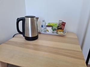 une cafetière posée sur une table dans l'établissement High Standard Single Room near Gatwick Airport, à Horley