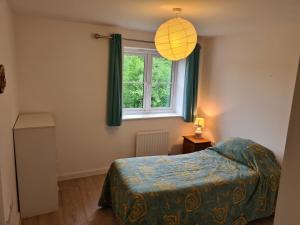 une chambre avec un lit et une fenêtre dans l'établissement High Standard Single Room near Gatwick Airport, à Horley