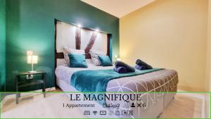 巴尔Splendide Appartement Barr - Route du Vins的卧室里有一张大床，配有蓝色枕头
