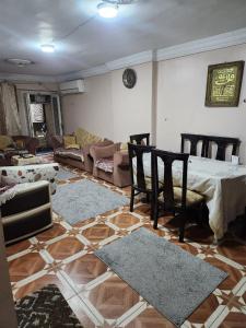 a living room with a bed and a couch at شقة مفروشة لك وحدك قريبة من مكتبة الاسكندرية in Alexandria