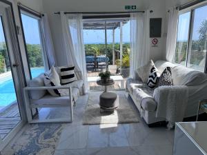 Posezení v ubytování Sky and Coastline 3 Bed Treasure Beach Villa