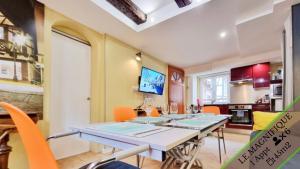 Splendide Appartement Barr - Route du Vins的电视和/或娱乐中心