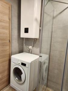 - un lave-linge et un sèche-linge dans une petite salle de bains dans l'établissement Lili Azur beach appaartment, à Varna