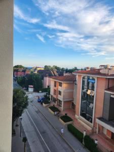 une vue aérienne d'une rue de la ville avec des bâtiments dans l'établissement Lili Azur beach appaartment, à Varna